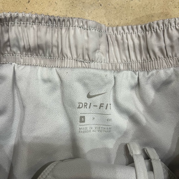 Nike Women's Gray Camo Athletic Shorts Dri Fit Size Small - Picture 3 of 4